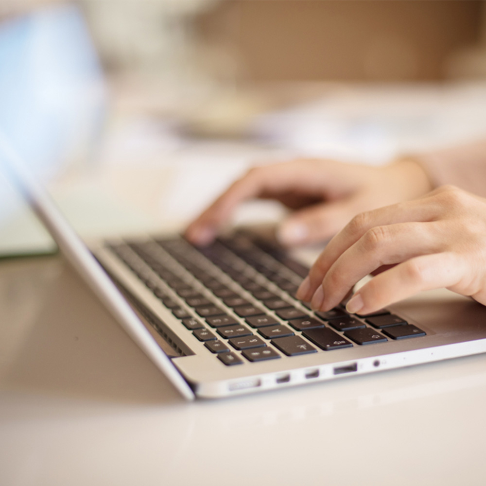 Eine Frau am Laptop. So arbeiten unsere Autorinnen auf dem Parasitenportal.